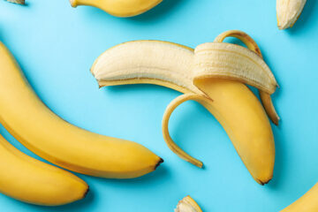 bananen-op-blauwe-achtergrond-bovenaanzicht